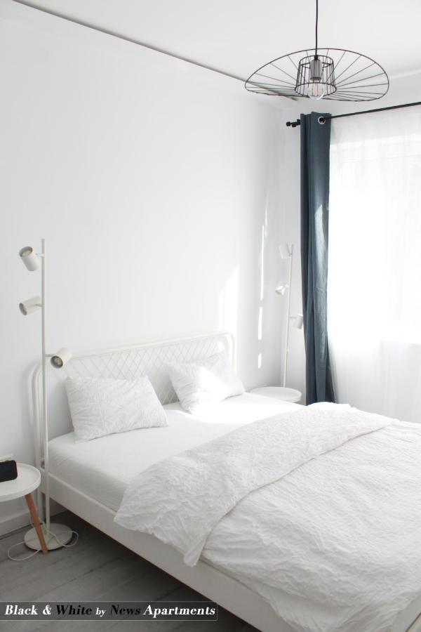 Black & White - News Apartment Boekarest Buitenkant foto