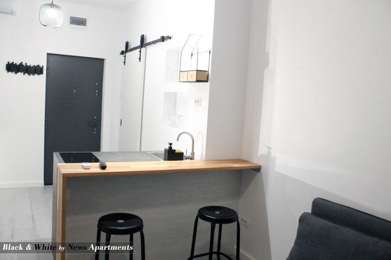 Black & White - News Apartment Boekarest Buitenkant foto